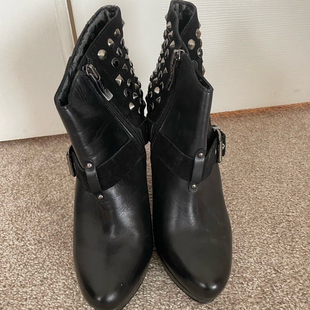 BCBGMAXAZRIA ankle boots size 7